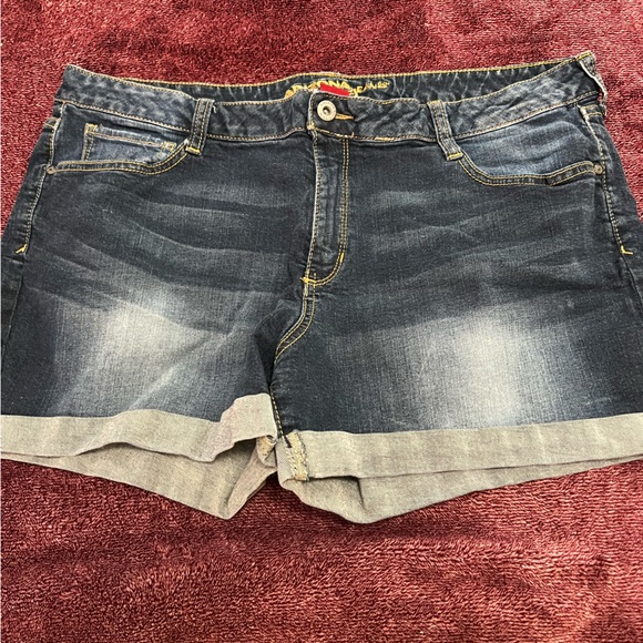 Gently loved Juniors Arizona Jean shorts - Picture 4 of 7